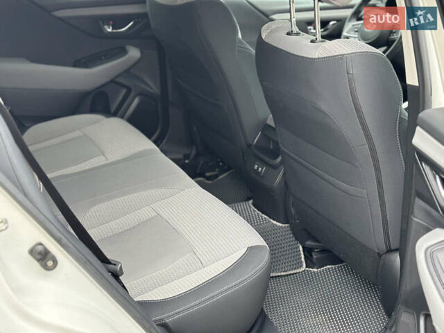 Белый Субару Аутбек, объемом двигателя 2.5 л и пробегом 95 тыс. км за 19850 $, фото 21 на Automoto.ua