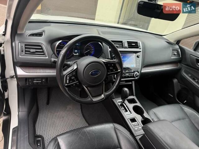 Белый Субару Аутбек, объемом двигателя 2.5 л и пробегом 65 тыс. км за 24000 $, фото 5 на Automoto.ua