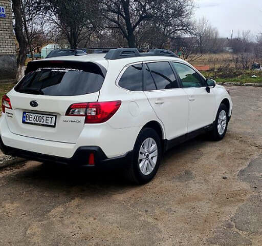 Белый Субару Аутбек, объемом двигателя 2.5 л и пробегом 50 тыс. км за 17800 $, фото 4 на Automoto.ua