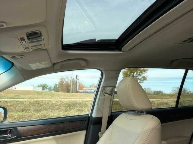 Белый Субару Аутбек, объемом двигателя 2.5 л и пробегом 45 тыс. км за 15000 $, фото 10 на Automoto.ua