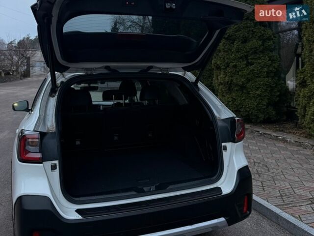 Белый Субару Аутбек, объемом двигателя 2.5 л и пробегом 58 тыс. км за 26000 $, фото 4 на Automoto.ua