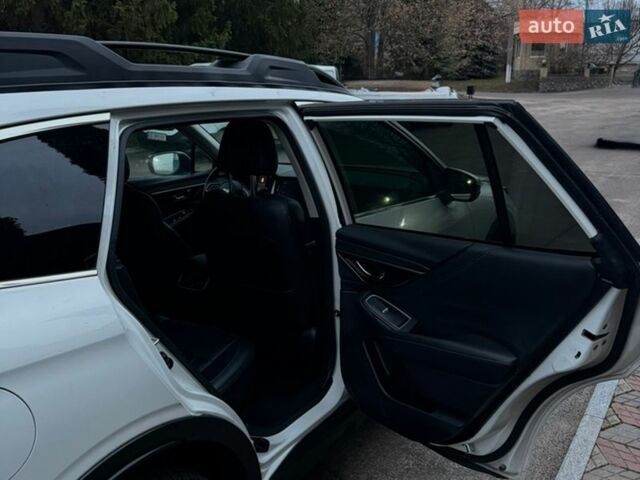 Белый Субару Аутбек, объемом двигателя 2.5 л и пробегом 58 тыс. км за 26000 $, фото 3 на Automoto.ua