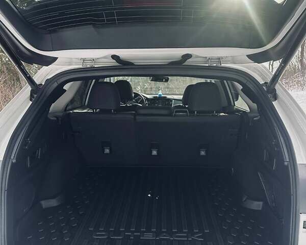 Белый Субару Аутбек, объемом двигателя 2.5 л и пробегом 23 тыс. км за 27400 $, фото 6 на Automoto.ua