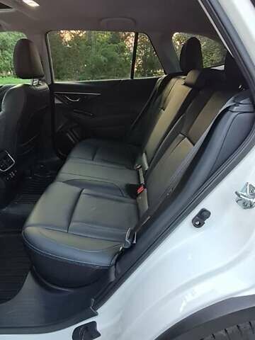 Белый Субару Аутбек, объемом двигателя 2.39 л и пробегом 16 тыс. км за 33000 $, фото 2 на Automoto.ua