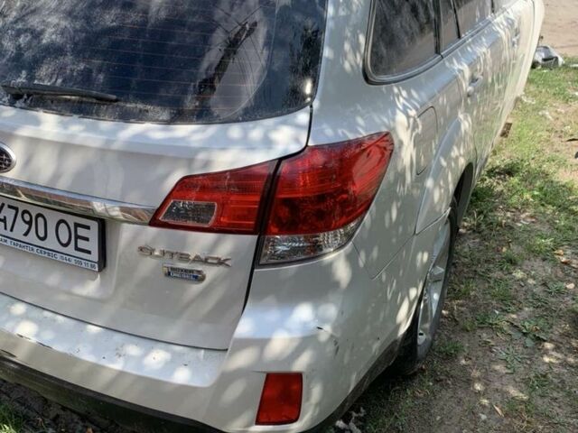 Белый Субару Аутбек, объемом двигателя 0 л и пробегом 100 тыс. км за 2267 $, фото 2 на Automoto.ua