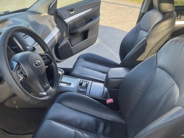 Белый Субару Аутбек, объемом двигателя 2.5 л и пробегом 196 тыс. км за 10000 $, фото 8 на Automoto.ua