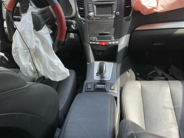 Белый Субару Аутбек, объемом двигателя 0 л и пробегом 100 тыс. км за 2267 $, фото 1 на Automoto.ua