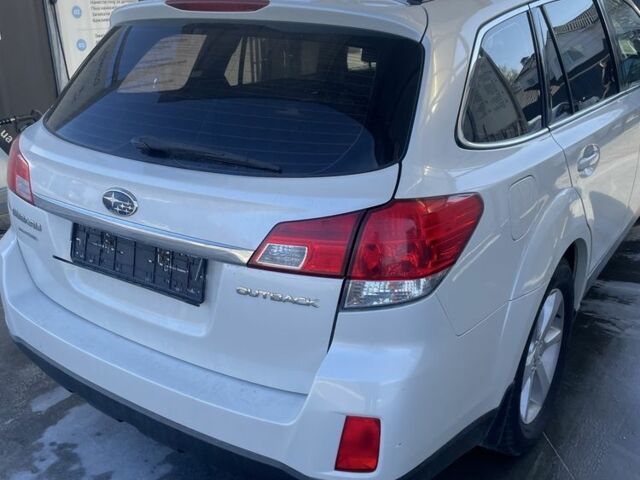 Белый Субару Аутбек, объемом двигателя 2.5 л и пробегом 196 тыс. км за 10000 $, фото 14 на Automoto.ua