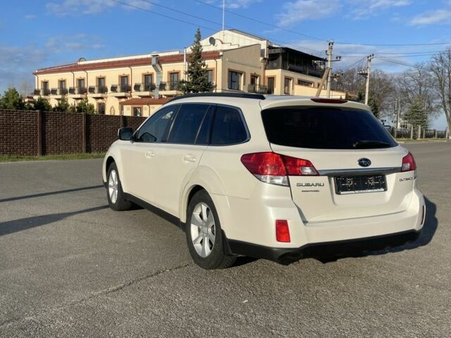 Белый Субару Аутбек, объемом двигателя 2.5 л и пробегом 196 тыс. км за 10000 $, фото 4 на Automoto.ua