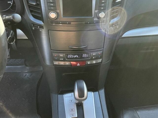 Белый Субару Аутбек, объемом двигателя 2.5 л и пробегом 196 тыс. км за 10000 $, фото 6 на Automoto.ua