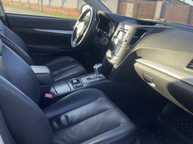 Белый Субару Аутбек, объемом двигателя 2.5 л и пробегом 196 тыс. км за 10000 $, фото 9 на Automoto.ua