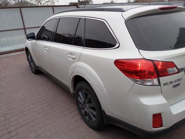 Белый Субару Аутбек, объемом двигателя 2 л и пробегом 243 тыс. км за 9999 $, фото 3 на Automoto.ua