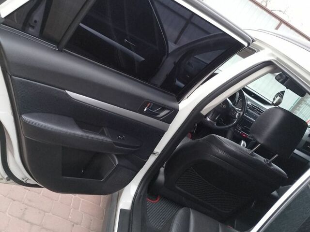 Белый Субару Аутбек, объемом двигателя 2 л и пробегом 243 тыс. км за 9999 $, фото 10 на Automoto.ua