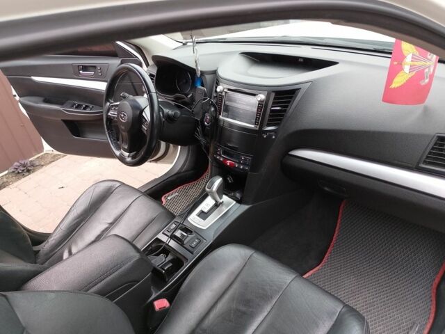 Белый Субару Аутбек, объемом двигателя 2 л и пробегом 243 тыс. км за 9999 $, фото 15 на Automoto.ua