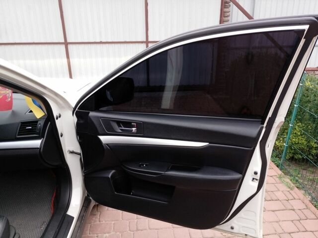 Белый Субару Аутбек, объемом двигателя 2 л и пробегом 243 тыс. км за 9999 $, фото 16 на Automoto.ua