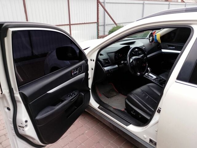 Белый Субару Аутбек, объемом двигателя 2 л и пробегом 243 тыс. км за 9999 $, фото 8 на Automoto.ua