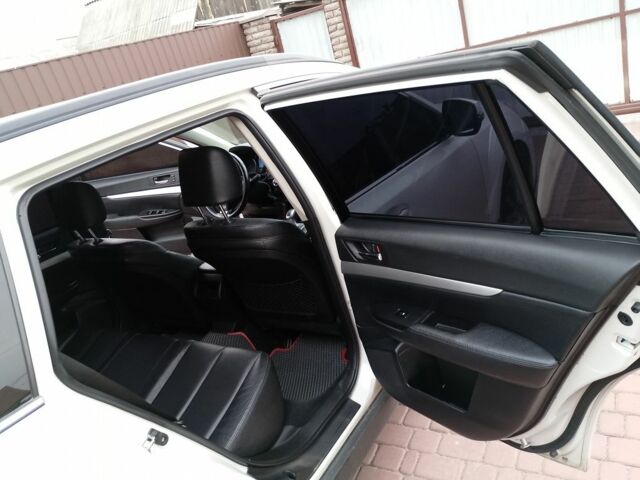 Белый Субару Аутбек, объемом двигателя 2 л и пробегом 243 тыс. км за 9999 $, фото 14 на Automoto.ua