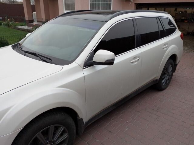 Белый Субару Аутбек, объемом двигателя 2 л и пробегом 243 тыс. км за 9999 $, фото 2 на Automoto.ua