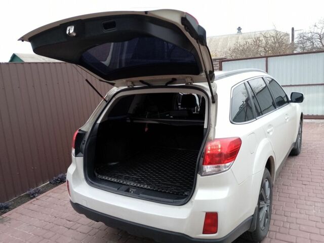 Белый Субару Аутбек, объемом двигателя 2 л и пробегом 243 тыс. км за 9999 $, фото 13 на Automoto.ua