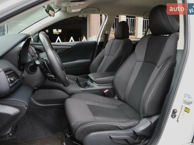 Белый Субару Аутбек, объемом двигателя 2.5 л и пробегом 67 тыс. км за 24700 $, фото 6 на Automoto.ua