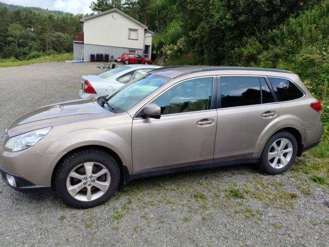 Бежевый Субару Аутбек, объемом двигателя 2 л и пробегом 305 тыс. км за 4042 $, фото 1 на Automoto.ua