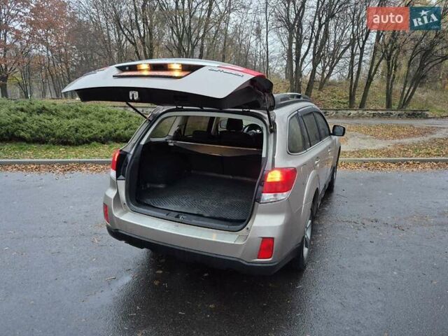 Бежевый Субару Аутбек, объемом двигателя 2.46 л и пробегом 232 тыс. км за 11500 $, фото 6 на Automoto.ua