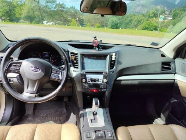 Бежевый Субару Аутбек, объемом двигателя 2 л и пробегом 305 тыс. км за 4042 $, фото 6 на Automoto.ua