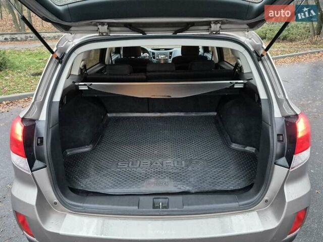 Бежевый Субару Аутбек, объемом двигателя 2.46 л и пробегом 232 тыс. км за 11500 $, фото 7 на Automoto.ua