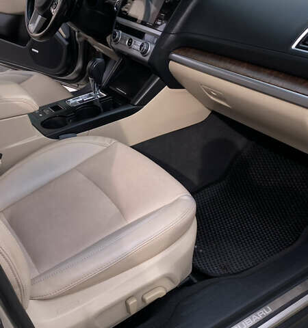 Бежевый Субару Аутбек, объемом двигателя 2.5 л и пробегом 280 тыс. км за 12500 $, фото 5 на Automoto.ua