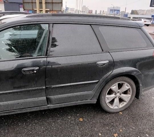Черный Субару Аутбек, объемом двигателя 3 л и пробегом 300 тыс. км за 5700 $, фото 1 на Automoto.ua