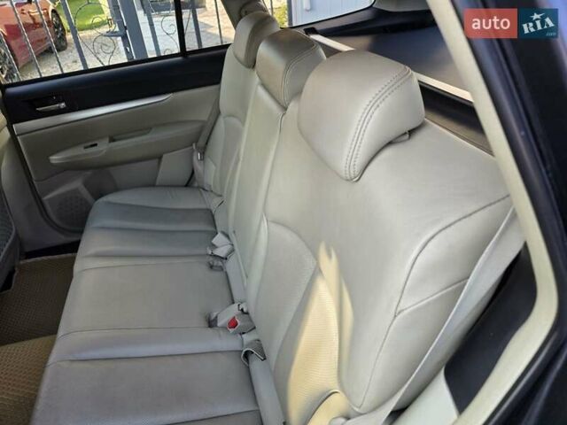 Черный Субару Аутбек, объемом двигателя 2.5 л и пробегом 208 тыс. км за 10500 $, фото 12 на Automoto.ua