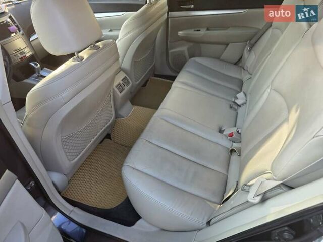 Черный Субару Аутбек, объемом двигателя 2.5 л и пробегом 208 тыс. км за 10500 $, фото 16 на Automoto.ua