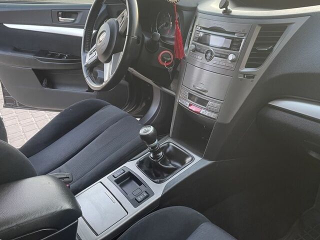 Черный Субару Аутбек, объемом двигателя 2 л и пробегом 237 тыс. км за 8800 $, фото 3 на Automoto.ua