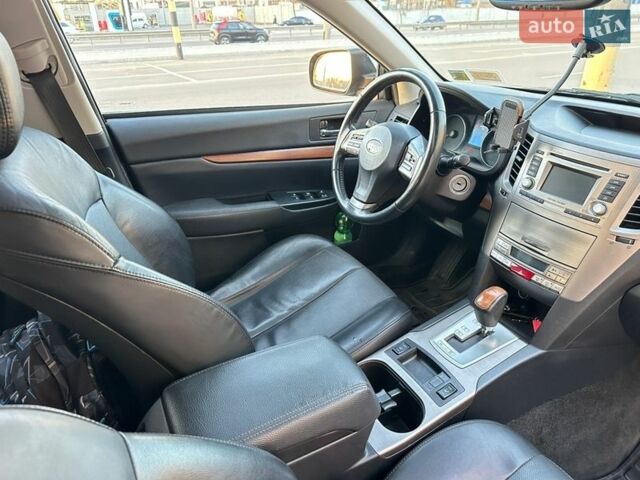 Черный Субару Аутбек, объемом двигателя 2.5 л и пробегом 210 тыс. км за 10000 $, фото 7 на Automoto.ua