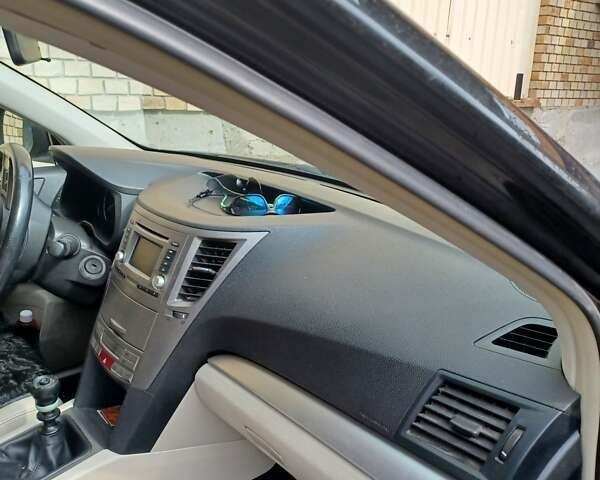 Чорний Субару Аутбек, об'ємом двигуна 2 л та пробігом 235 тис. км за 11500 $, фото 1 на Automoto.ua