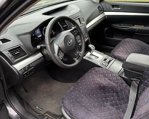 Черный Субару Аутбек, объемом двигателя 2.2 л и пробегом 223 тыс. км за 11000 $, фото 7 на Automoto.ua