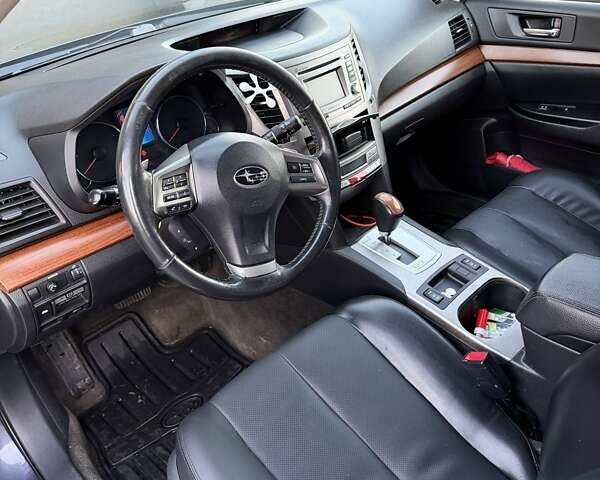Черный Субару Аутбек, объемом двигателя 2.46 л и пробегом 350 тыс. км за 8900 $, фото 10 на Automoto.ua
