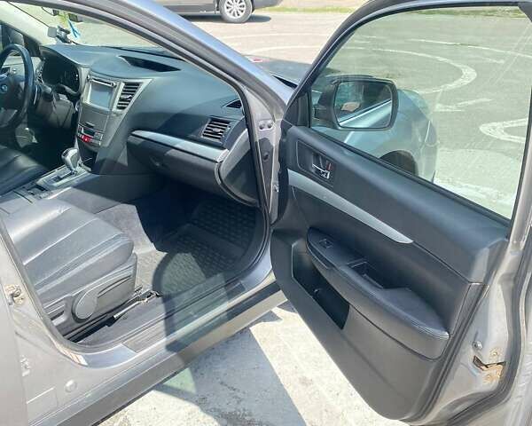 Субару Аутбек, объемом двигателя 2.46 л и пробегом 179 тыс. км за 8800 $, фото 12 на Automoto.ua