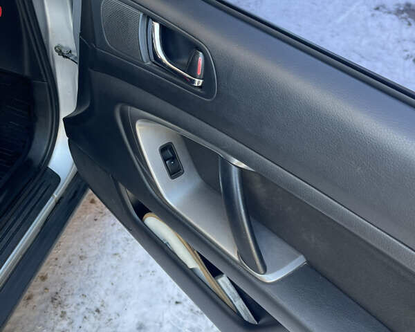 Сірий Субару Аутбек, об'ємом двигуна 2.5 л та пробігом 150 тис. км за 7800 $, фото 2 на Automoto.ua