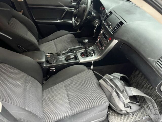 Серый Субару Аутбек, объемом двигателя 2.5 л и пробегом 290 тыс. км за 6000 $, фото 3 на Automoto.ua