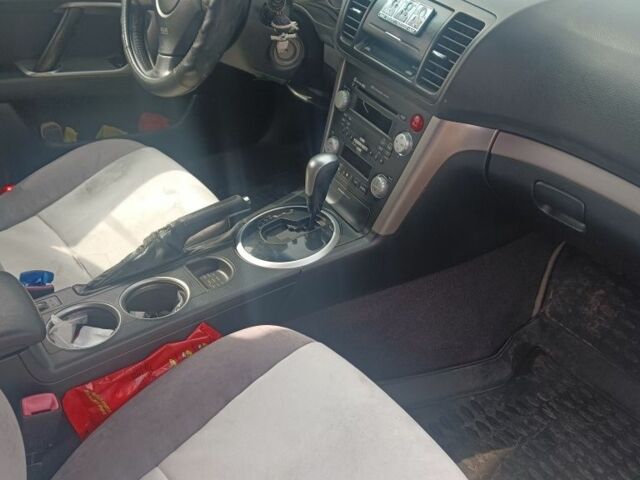 Серый Субару Аутбек, объемом двигателя 2.5 л и пробегом 300 тыс. км за 5700 $, фото 2 на Automoto.ua