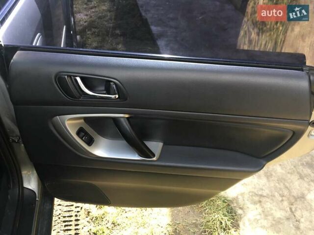 Серый Субару Аутбек, объемом двигателя 2.5 л и пробегом 280 тыс. км за 7500 $, фото 3 на Automoto.ua