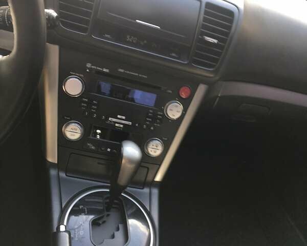 Серый Субару Аутбек, объемом двигателя 2.5 л и пробегом 280 тыс. км за 7500 $, фото 7 на Automoto.ua