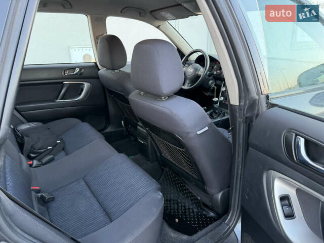 Серый Субару Аутбек, объемом двигателя 2 л и пробегом 333 тыс. км за 3700 $, фото 5 на Automoto.ua