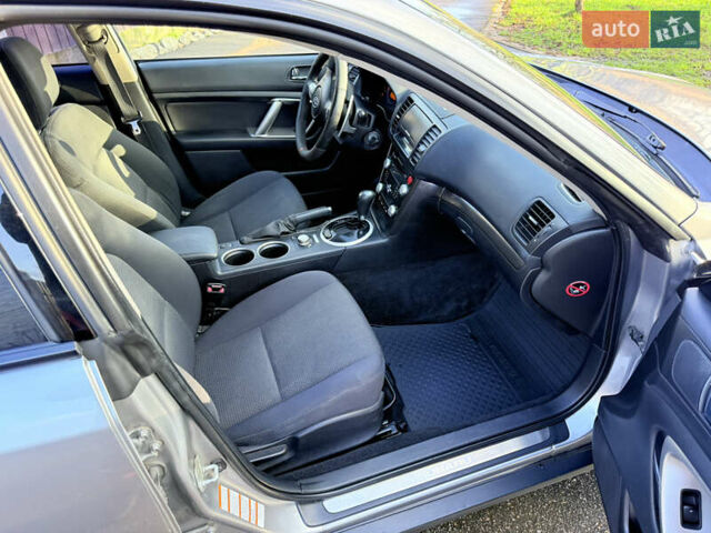 Сірий Субару Аутбек, об'ємом двигуна 3 л та пробігом 235 тис. км за 6850 $, фото 34 на Automoto.ua