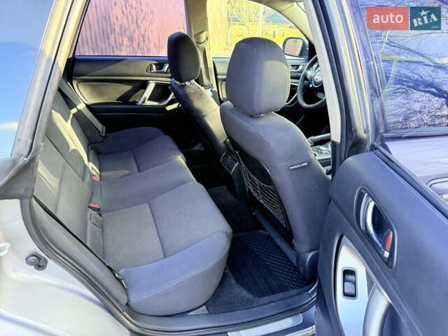 Сірий Субару Аутбек, об'ємом двигуна 3 л та пробігом 235 тис. км за 6850 $, фото 27 на Automoto.ua