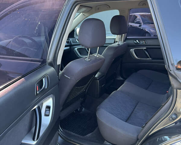 Серый Субару Аутбек, объемом двигателя 2 л и пробегом 366 тыс. км за 4450 $, фото 19 на Automoto.ua