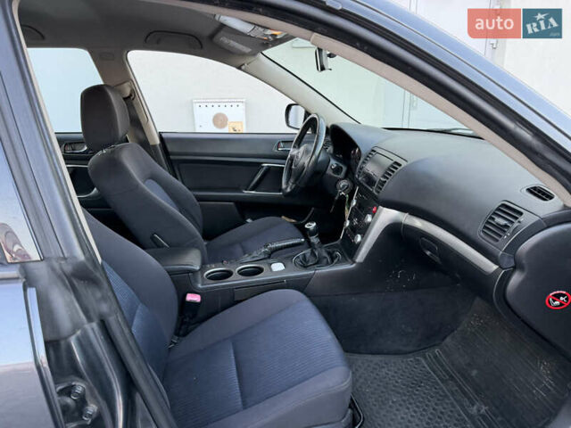 Серый Субару Аутбек, объемом двигателя 2 л и пробегом 333 тыс. км за 3700 $, фото 9 на Automoto.ua