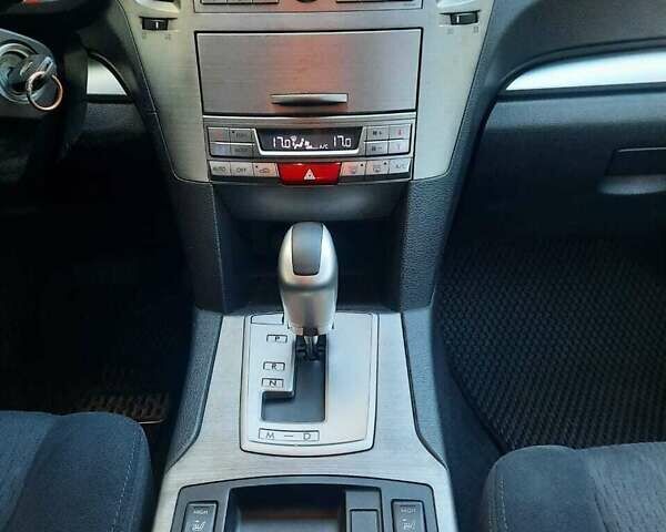 Серый Субару Аутбек, объемом двигателя 2.46 л и пробегом 194 тыс. км за 8500 $, фото 8 на Automoto.ua