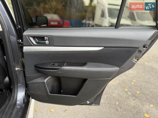 Серый Субару Аутбек, объемом двигателя 2 л и пробегом 350 тыс. км за 6900 $, фото 28 на Automoto.ua